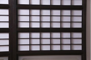 アンティーク建具　和製アンティーク　大正昭和初期　裏障子付き　ガラス入り　縦格子が美しいシックでモダンな雰囲気の格子戸2枚セット(引き戸、障子戸、建具)(R-037745)