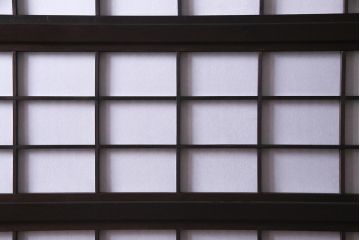 アンティーク建具　和製アンティーク　大正昭和初期　裏障子付き　ガラス入り　縦格子が美しいシックでモダンな雰囲気の格子戸2枚セット(引き戸、障子戸、建具)(R-037745)