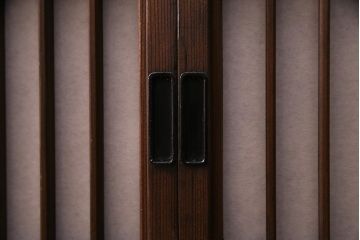 ラフジュ工房オリジナル　古建具リメイク　組子模様と障子紙が和モダンな雰囲気の脚付き戸棚(書院戸、組子、キャビネット)(R-037746)