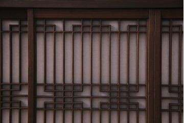ラフジュ工房オリジナル　古建具リメイク　組子模様と障子紙が和モダンな雰囲気の脚付き戸棚(書院戸、組子、キャビネット)(R-037746)