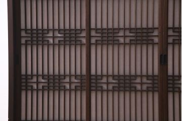 ラフジュ工房オリジナル　古建具リメイク　組子模様と障子紙が和モダンな雰囲気の脚付き戸棚(書院戸、組子、キャビネット)(R-037746)