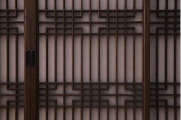 ラフジュ工房オリジナル　古建具リメイク　組子模様と障子紙が和モダンな雰囲気の脚付き戸棚(書院戸、組子、キャビネット)(R-037746)