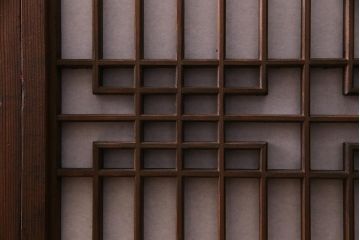 ラフジュ工房オリジナル　古建具リメイク　組子模様と障子紙が和モダンな雰囲気の脚付き戸棚(書院戸、組子、キャビネット)(R-037746)