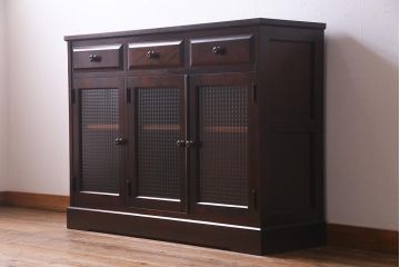 リメイク家具　北海道民芸家具　チェッカーガラスがアクセントになったリメイクサイドボード(収納棚、キャビネット)(R-037747)