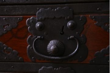 アンティーク家具　美品!　前面ケヤキ材・中桐材　かくし付き　重ね佐渡小木箪笥(時代箪笥、衣装箪笥、和タンス、引き出し、桐箪笥、桐たんす)(R-037752)