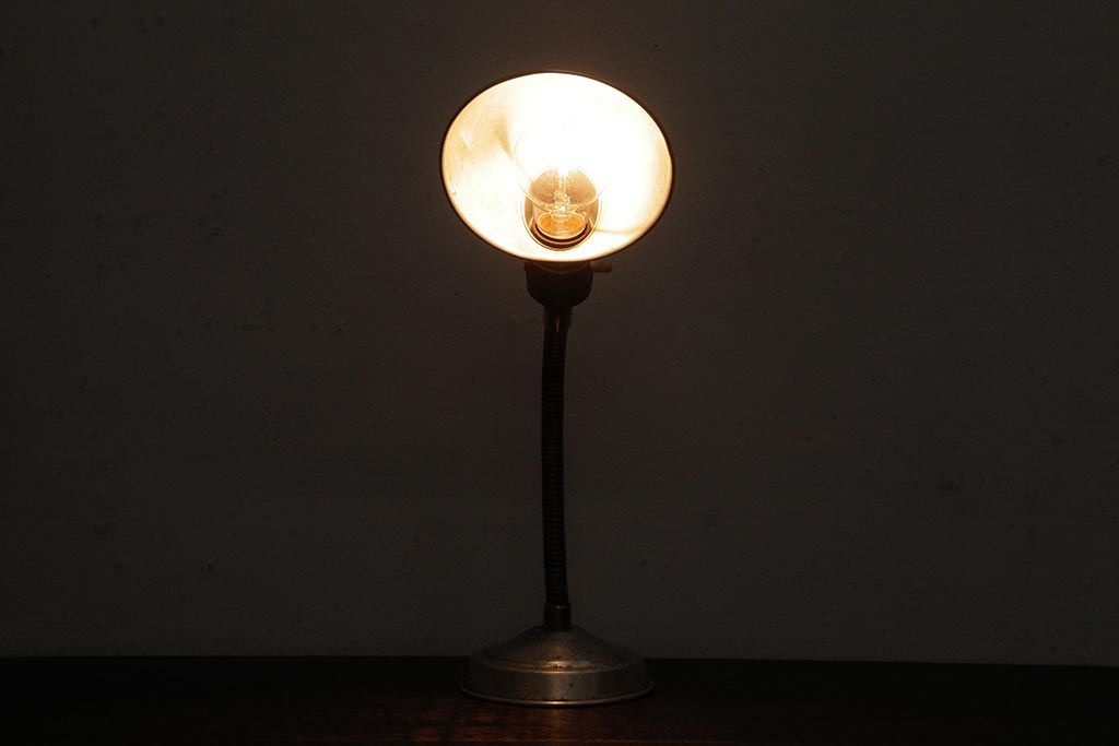 レトロ照明　昭和レトロ　シンプルなシェードのスタンドライト(卓上照明、デスクスタンド)(R-037757)