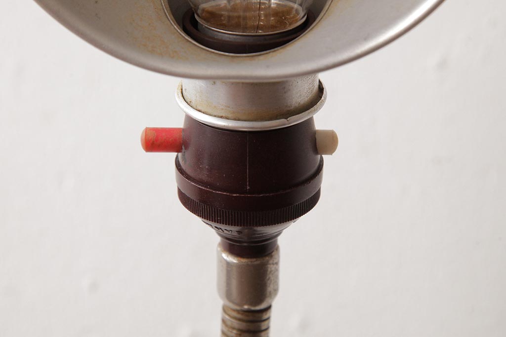 レトロ照明　昭和レトロ　シンプルなシェードのスタンドライト(卓上照明、デスクスタンド)(R-037757)