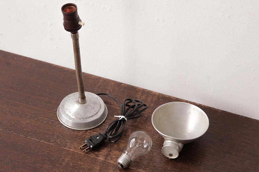 レトロ照明　昭和レトロ　シンプルなシェードのスタンドライト(卓上照明、デスクスタンド)(R-037757)