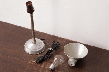 レトロ照明　昭和レトロ　シンプルなシェードのスタンドライト(卓上照明、デスクスタンド)(R-037757)