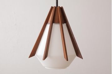 ビンテージ照明　モダンなデザインがおしゃれな木製のペンダントライト(吊り下げ照明)(R-037760)