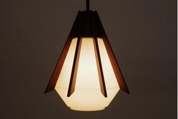 ビンテージ照明　モダンなデザインがおしゃれな木製のペンダントライト(吊り下げ照明)(R-037760)