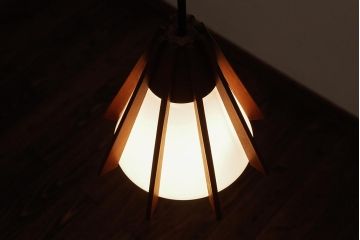 ビンテージ照明　モダンなデザインがおしゃれな木製のペンダントライト(吊り下げ照明)(R-037760)