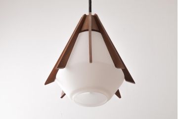 ビンテージ照明　モダンなデザインがおしゃれな木製のペンダントライト(吊り下げ照明)(R-037760)