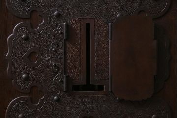 アンティーク建具　明治大正期　総栗材　濃い色合いと味わいが魅力的な蔵戸(建具、引き戸、玄関戸)(R-037768)