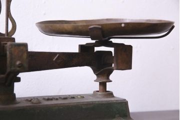 アンティーク雑貨　フランスアンティーク　シャビーな風合いがおしゃれな天秤(はかり、スケール)(R-037771)