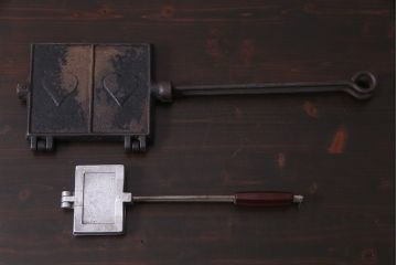 ヴィンテージ雑貨　フランスビンテージ　シャビーな質感がおしゃれなワッフルメーカー2個セット(R-037772)