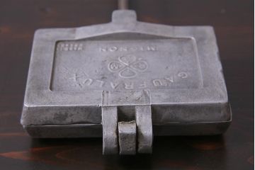 ヴィンテージ雑貨　フランスビンテージ　シャビーな質感がおしゃれなワッフルメーカー2個セット(R-037772)