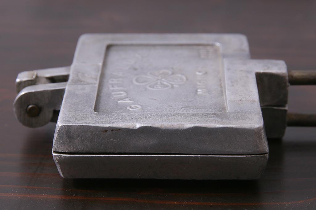 ヴィンテージ雑貨　フランスビンテージ　シャビーな質感がおしゃれなワッフルメーカー2個セット(R-037772)