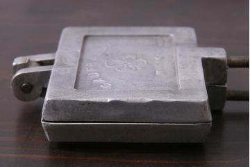 ヴィンテージ雑貨　フランスビンテージ　シャビーな質感がおしゃれなワッフルメーカー2個セット(R-037772)