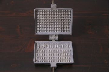 ヴィンテージ雑貨　フランスビンテージ　シャビーな質感がおしゃれなワッフルメーカー2個セット(R-037772)