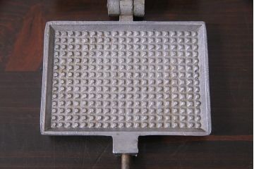 ヴィンテージ雑貨　フランスビンテージ　シャビーな質感がおしゃれなワッフルメーカー2個セット(R-037772)