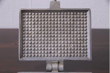 ヴィンテージ雑貨　フランスビンテージ　シャビーな質感がおしゃれなワッフルメーカー2個セット(R-037772)