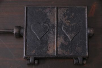 ヴィンテージ雑貨　フランスビンテージ　シャビーな質感がおしゃれなワッフルメーカー2個セット(R-037772)