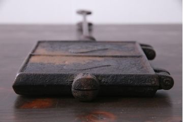 ヴィンテージ雑貨　フランスビンテージ　シャビーな質感がおしゃれなワッフルメーカー2個セット(R-037772)