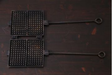 ヴィンテージ雑貨　フランスビンテージ　シャビーな質感がおしゃれなワッフルメーカー2個セット(R-037772)