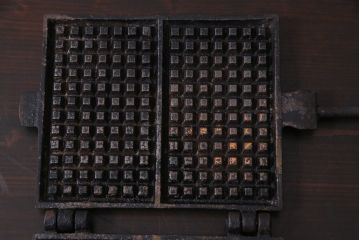 ヴィンテージ雑貨　フランスビンテージ　シャビーな質感がおしゃれなワッフルメーカー2個セット(R-037772)