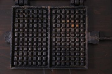 ヴィンテージ雑貨　フランスビンテージ　シャビーな質感がおしゃれなワッフルメーカー2個セット(R-037772)