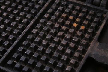 ヴィンテージ雑貨　フランスビンテージ　シャビーな質感がおしゃれなワッフルメーカー2個セット(R-037772)