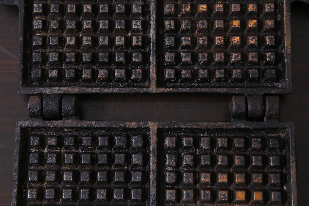 ヴィンテージ雑貨　フランスビンテージ　シャビーな質感がおしゃれなワッフルメーカー2個セット(R-037772)