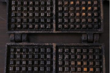 ヴィンテージ雑貨　フランスビンテージ　シャビーな質感がおしゃれなワッフルメーカー2個セット(R-037772)