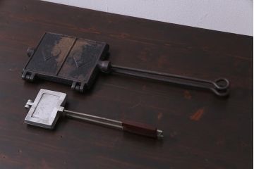 ヴィンテージ雑貨　フランスビンテージ　シャビーな質感がおしゃれなワッフルメーカー2個セット(R-037772)