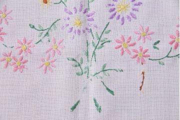 ビンテージ雑貨　イギリスヴィンテージ　花の刺繍がかわいらしいリネンクロス(タペストリー、布)(R-037773)