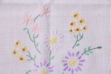 ビンテージ雑貨　イギリスヴィンテージ　花の刺繍がかわいらしいリネンクロス(タペストリー、布)(R-037773)