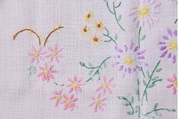 ビンテージ雑貨　イギリスヴィンテージ　花の刺繍がかわいらしいリネンクロス(タペストリー、布)(R-037773)