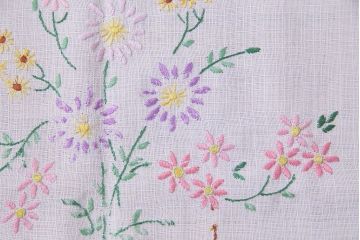 ビンテージ雑貨　イギリスヴィンテージ　花の刺繍がかわいらしいリネンクロス(タペストリー、布)(R-037773)