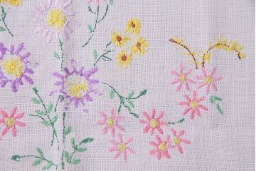 ビンテージ雑貨　イギリスヴィンテージ　花の刺繍がかわいらしいリネンクロス(タペストリー、布)(R-037773)