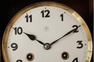 アンティーク雑貨　JUNGHANS(ユンハンス)社　手巻き式　レトロシックな振り子時計(柱時計、掛け時計、古時計)(R-037777)