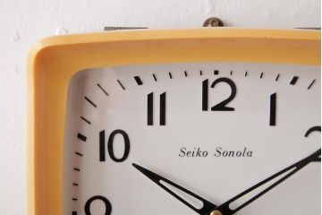 アンティーク雑貨　Seiko Sonola(セイコー・ソノーラ)　電池式　トランジスタ・クロック　レトロポップな掛け時計(柱時計、振り子時計)(R-037779)