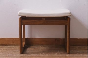 ヴィンテージ家具　北欧ビンテージ　G-PLAN(ジープラン)　白い座面がおしゃれな木製フレームのスツール(椅子)(R-037780)