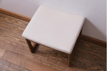 ヴィンテージ家具　北欧ビンテージ　G-PLAN(ジープラン)　白い座面がおしゃれな木製フレームのスツール(椅子)(R-037780)