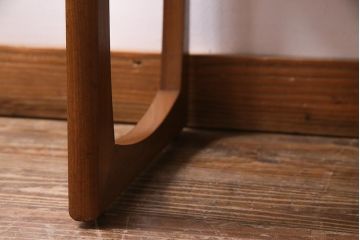 ヴィンテージ家具　北欧ビンテージ　G-PLAN(ジープラン)　白い座面がおしゃれな木製フレームのスツール(椅子)(R-037780)