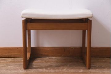 ヴィンテージ家具　北欧ビンテージ　G-PLAN(ジープラン)　白い座面がおしゃれな木製フレームのスツール(椅子)(R-037780)