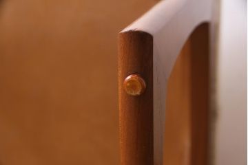 ヴィンテージ家具　北欧ビンテージ　G-PLAN(ジープラン)　白い座面がおしゃれな木製フレームのスツール(椅子)(R-037780)