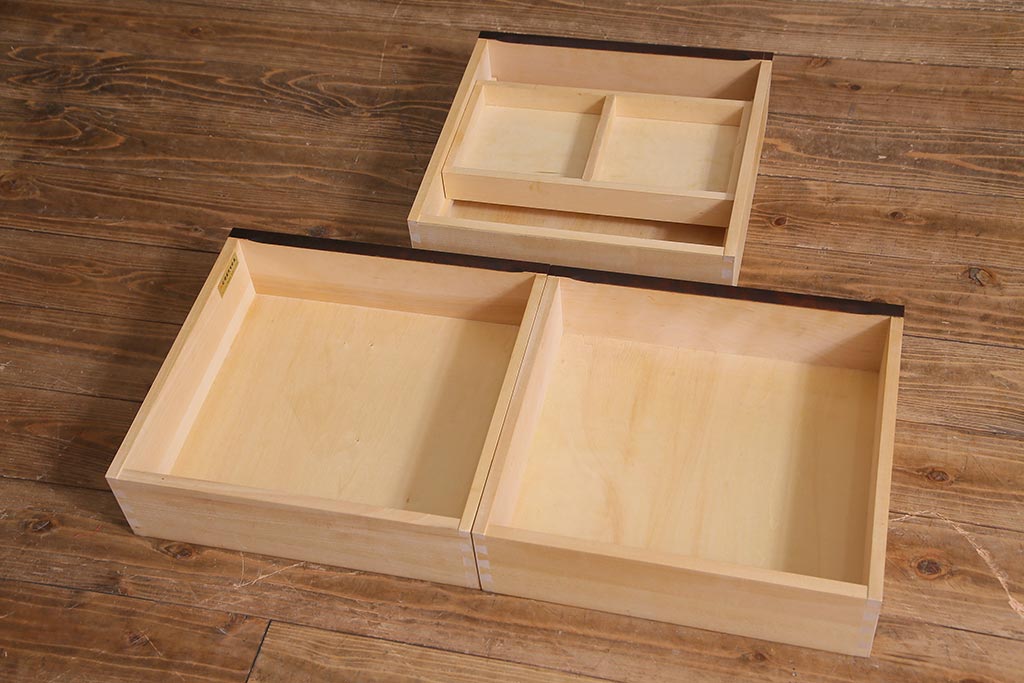 中古　北海道民芸家具　ガラス引き戸のシックな食器棚(カップボード、収納棚)(R-037781)