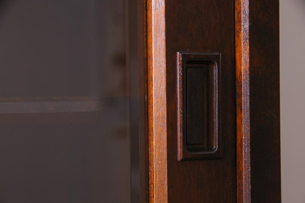 中古　北海道民芸家具　ガラス引き戸のシックな食器棚(カップボード、収納棚)(R-037781)