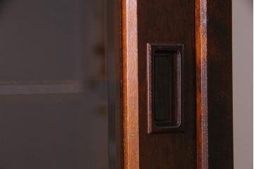 中古　北海道民芸家具　ガラス引き戸のシックな食器棚(カップボード、収納棚)(R-037781)